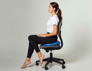 Frau sitze auf einem Ballsitzkissen (NF) Frau sitze auf einem Ballsitzkissen (NF)
